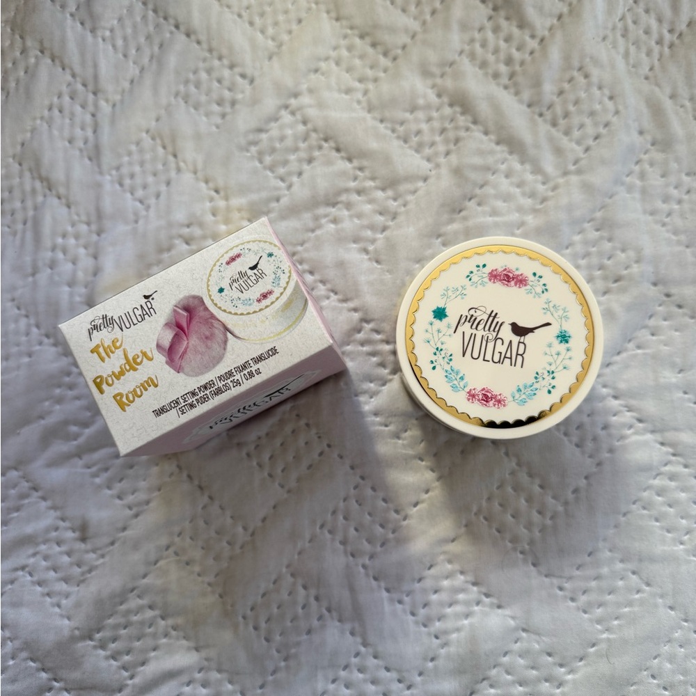 PRETTY VULGAR The Powder Room Translucent Setting Powder in 147 Matte About It